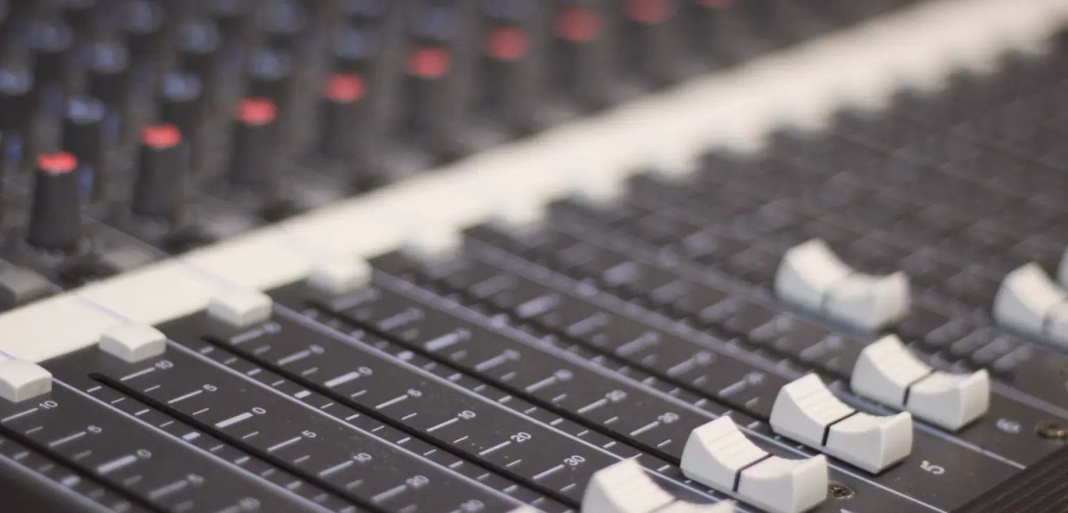Så lär du dig ljussätta en programledare i studion